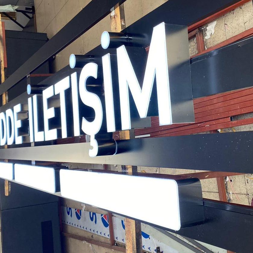 Şuheda Reklam atölyesinde tabela üretim ve uygulama çalışması